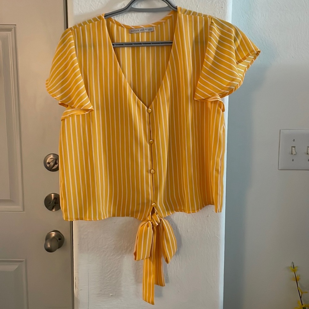Active USA Tie Front Crop Top Size M